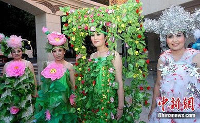 新疆克拉瑪依環(huán)保時(shí)裝秀 倡導(dǎo)綠色新風(fēng)尚，點(diǎn)亮低碳生活